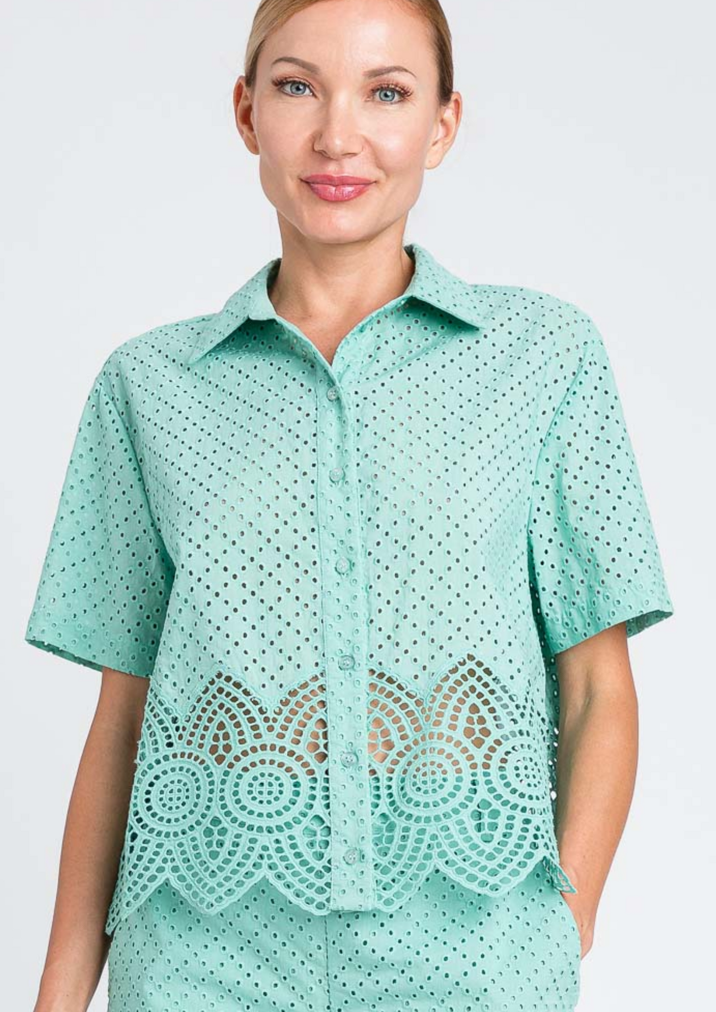 Camisa em bordado inglês e crochê Twinset