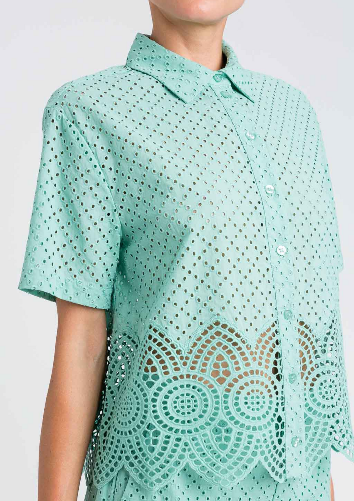Camisa em bordado inglês e crochê Twinset